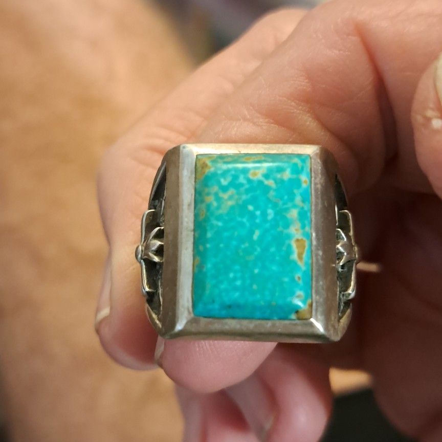 Vintage Sterling Silver Turquoise Ring. Size 9