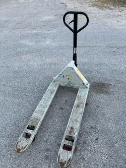 Serviced UniCarriers pallet jack 5500 lb 27x48