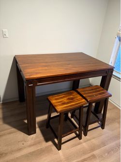 Table with 2 stools