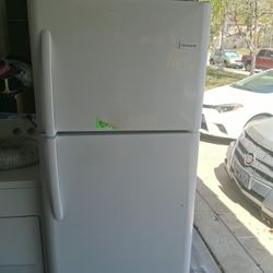 Fridgedaire Apartment Size Fridge 