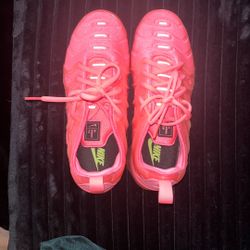 pink nike vapor max plus 