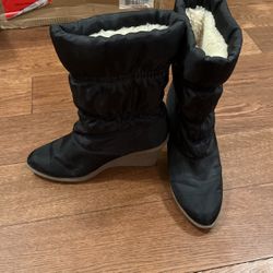 Woman’s Black Wedge Sherpa Lined Boots Size 8.5