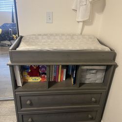 Dresser and nightstand set/ with changing station