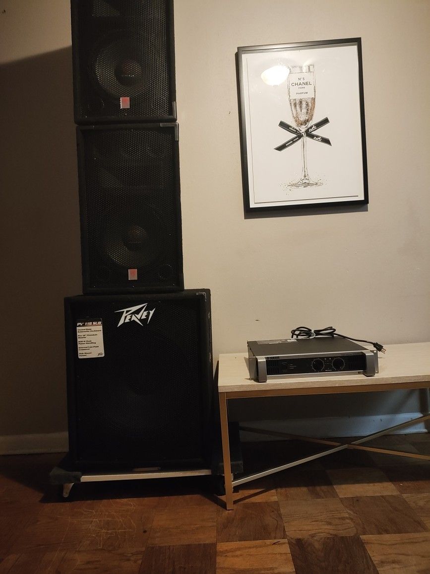 Sound equipment in good condition, sold all together or separately, very powerful amplifier
