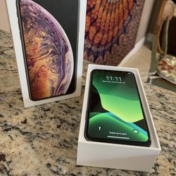 iPhone XS Max W/Box, Charger And Headphones!