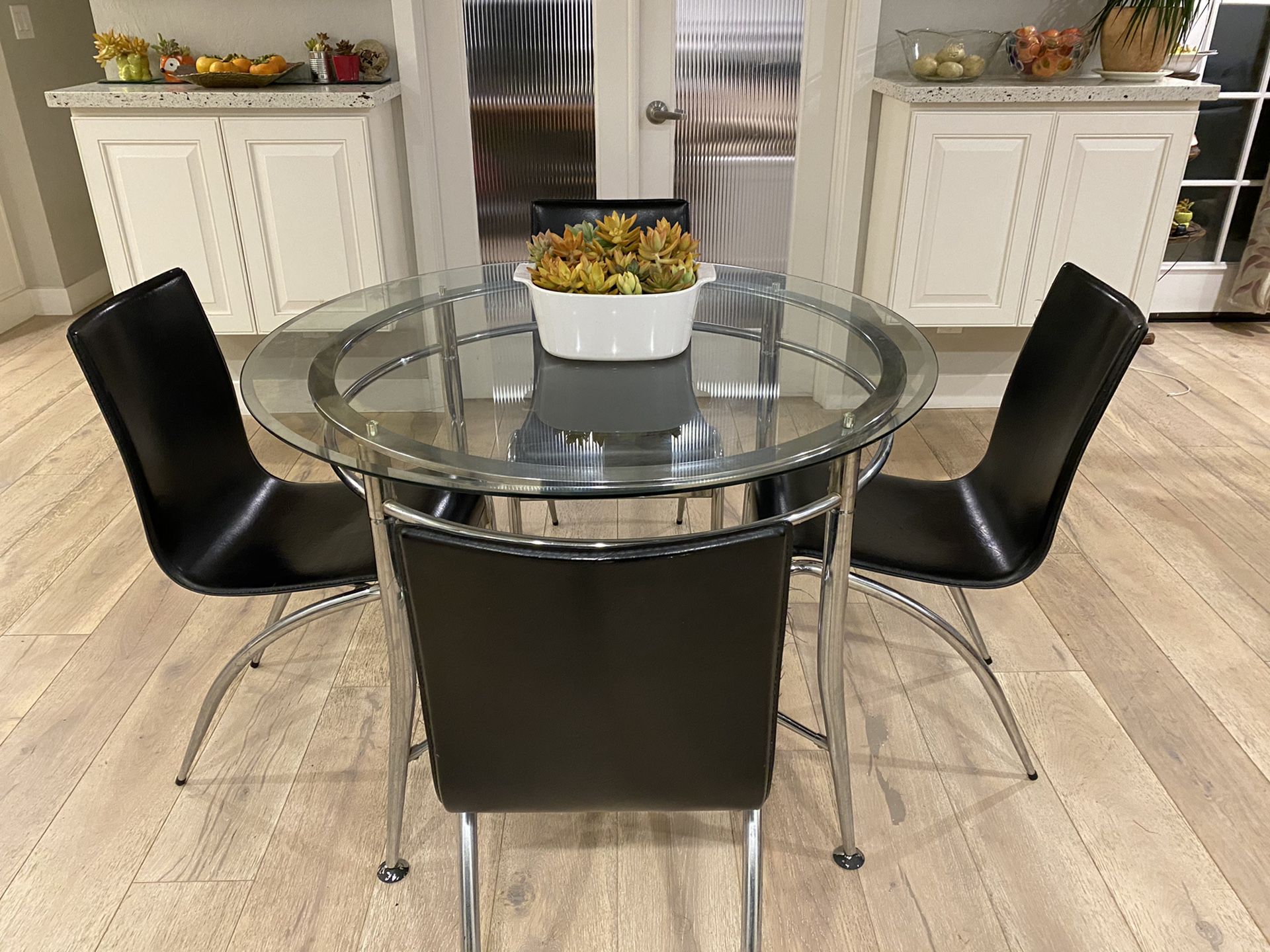 Modern Glass And Metal Mesa Dinner Dining table Dinette Set with 4 black sillas chairs