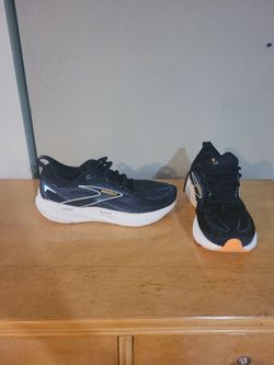 Brooks Men tenis shoes size 12