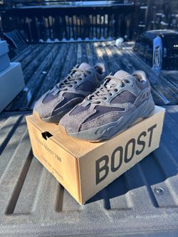 Yeezy 700 utility black