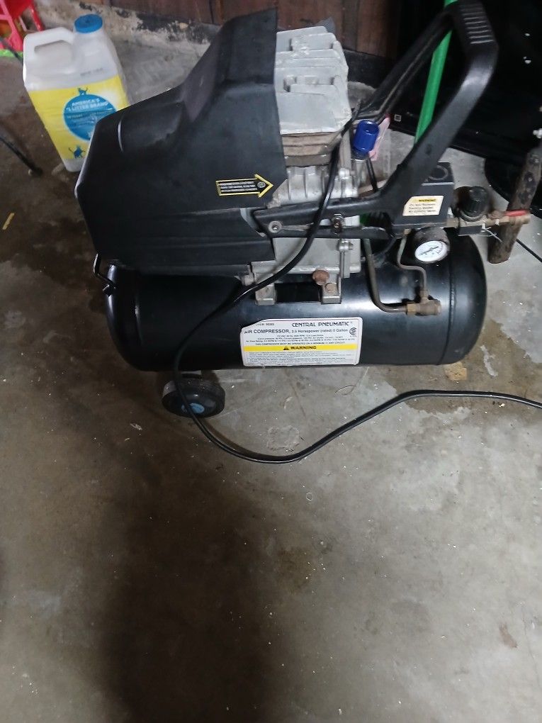 8 Gallon Air Compressor 