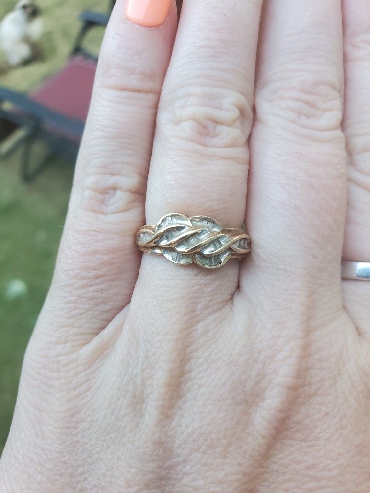 10 K Gold Ring Diamonds.