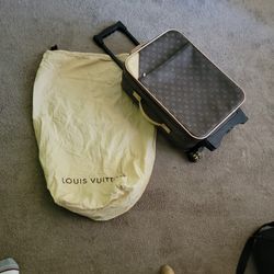 Louie Vuitton Rolling Bag. 