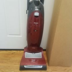 NEW cond MIELE COMMERCIAL VACUUM WITH COMPLETE ATTACHMENTS  , AMAZING POWER SUCTION  , WORKS EXCELLENT   , IN THE BOX  , C