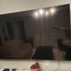 Samsung 70” 4K Smart TV (UN70TU7000) – Perfect Condition + Wall Mount Included