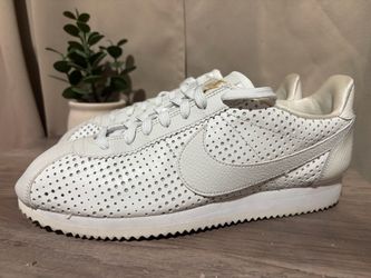 Men's shoes of 10 and 9 and 7