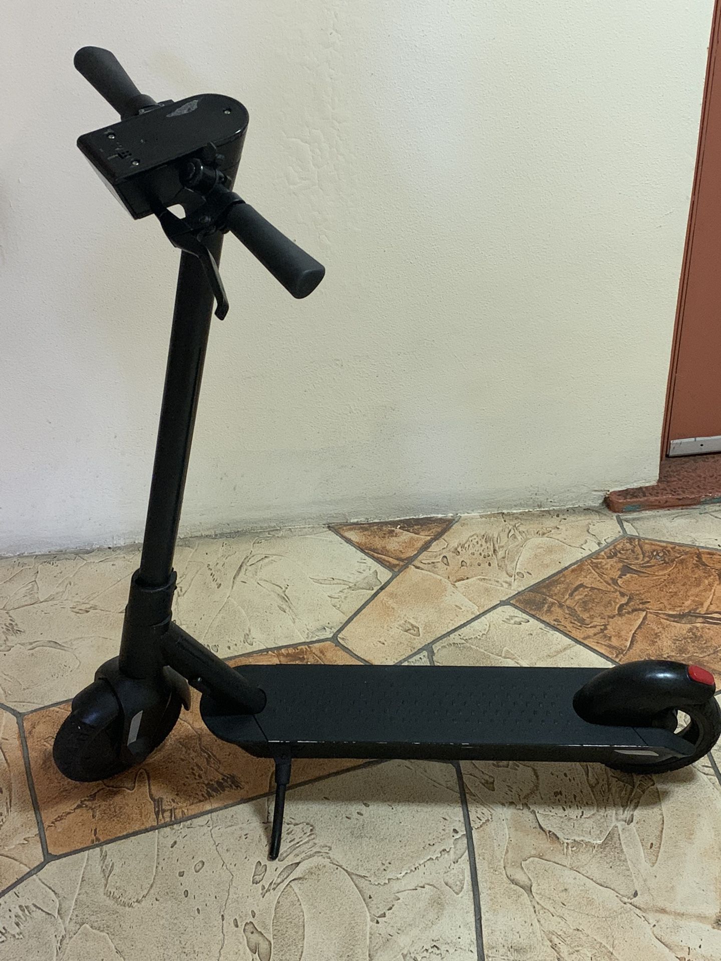 Electric Scooter Bird One (Model 590) - *Needs a Battery*