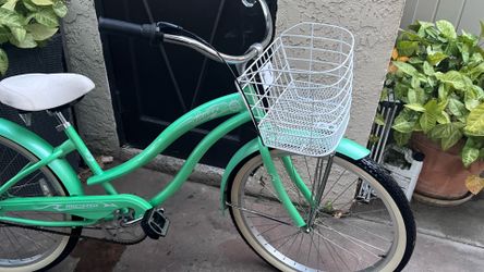 Beautiful Micardi 26” Beach Cruiser with basket