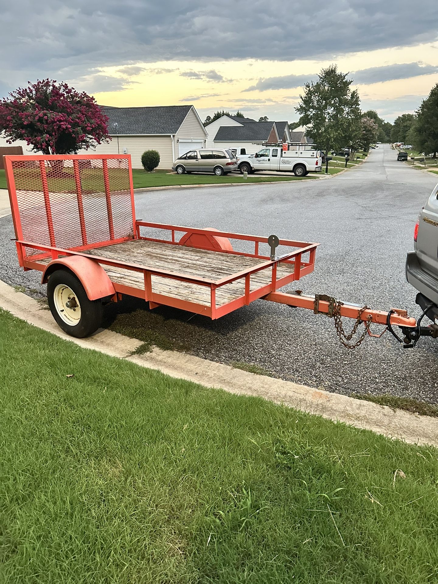 5X8 HEAVY DUTY UTILITY TRAILER WITH PRETREATED WOODEN FLOOR .