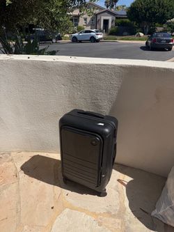 Carryon Suitcase w/ compartments and laptop holder