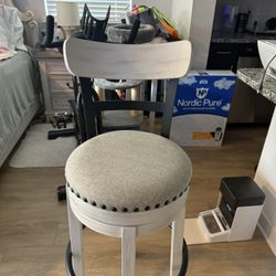 Ashleys Valebeck Bar Height Upholstered Swivel Bar Stool with Contoured Back