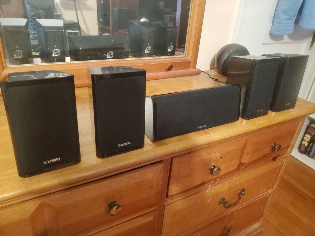 Yamaha NS-B40 5-Channel Home Theater Speaker Set, Excellent Condition