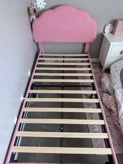 Sweet Twin Bed like new