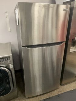 2022 Stainless Frigidaire refrigerator 18cubic ft