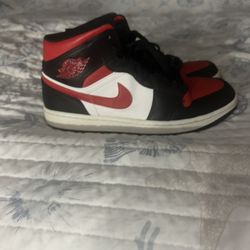 Air  Jordan 1 mid bred toe