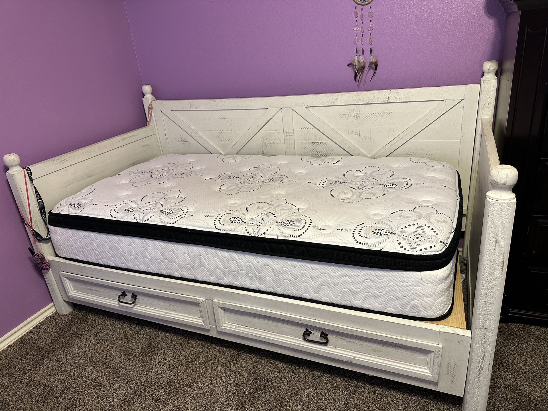 Twin Bed W/ 2 Draws! Purchased From Johnson’s Furniture 