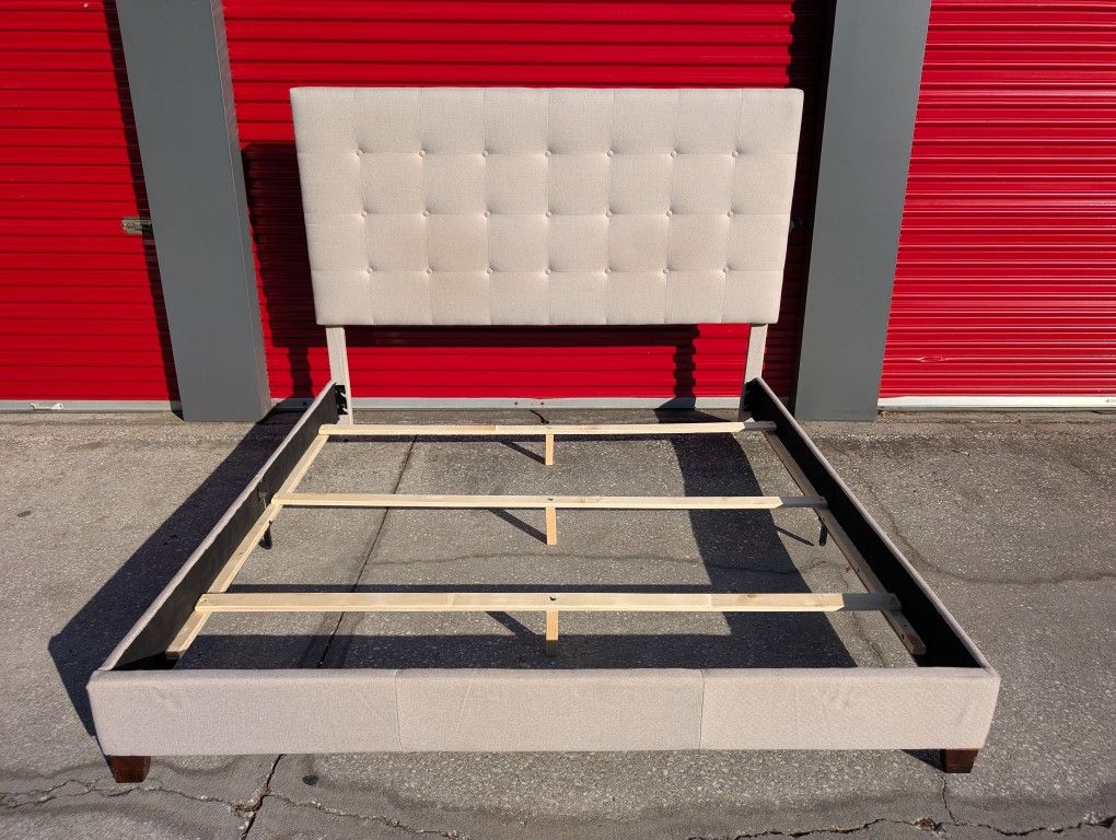 Dolante https://offerup.com/redirect/?o=S2kubmc= Uphols.tered B.ed with Square Button Tufting. As.hley Furn.iture. Free delivery same day.