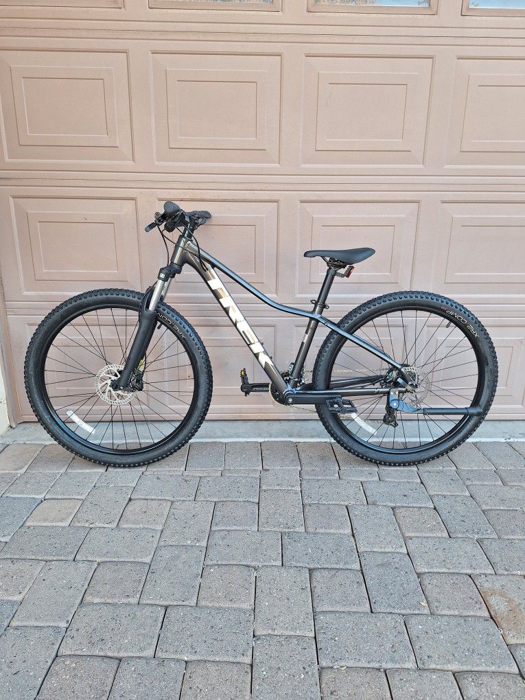 TREK MARLIN 4 GEN 3 MOUNTAIN BIKE 27.5 INCH LIKE NEW ( SMALL) CHECK MY OTHER BIKES