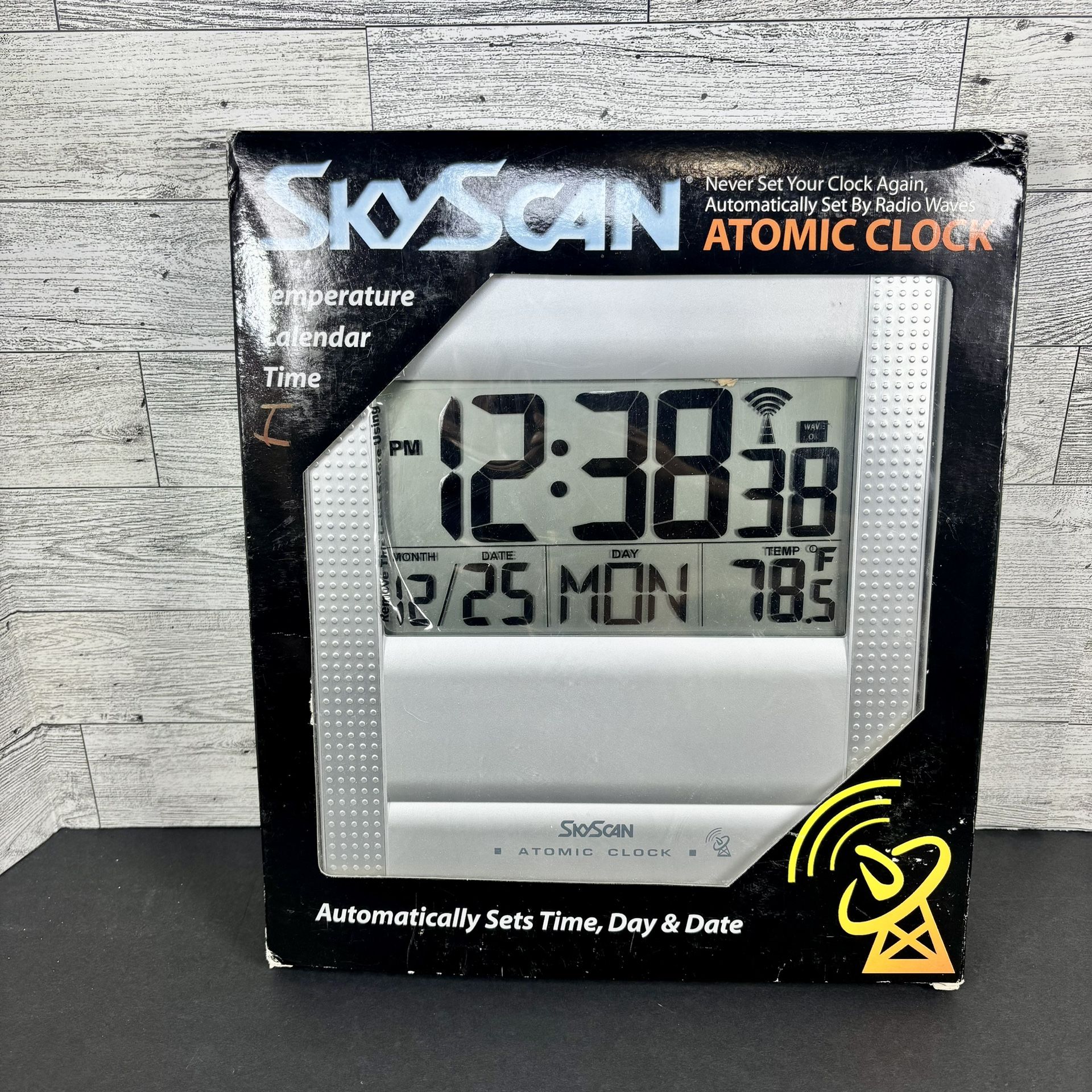 Skyscan atomic jumbo time date temperature wall clock NIB 