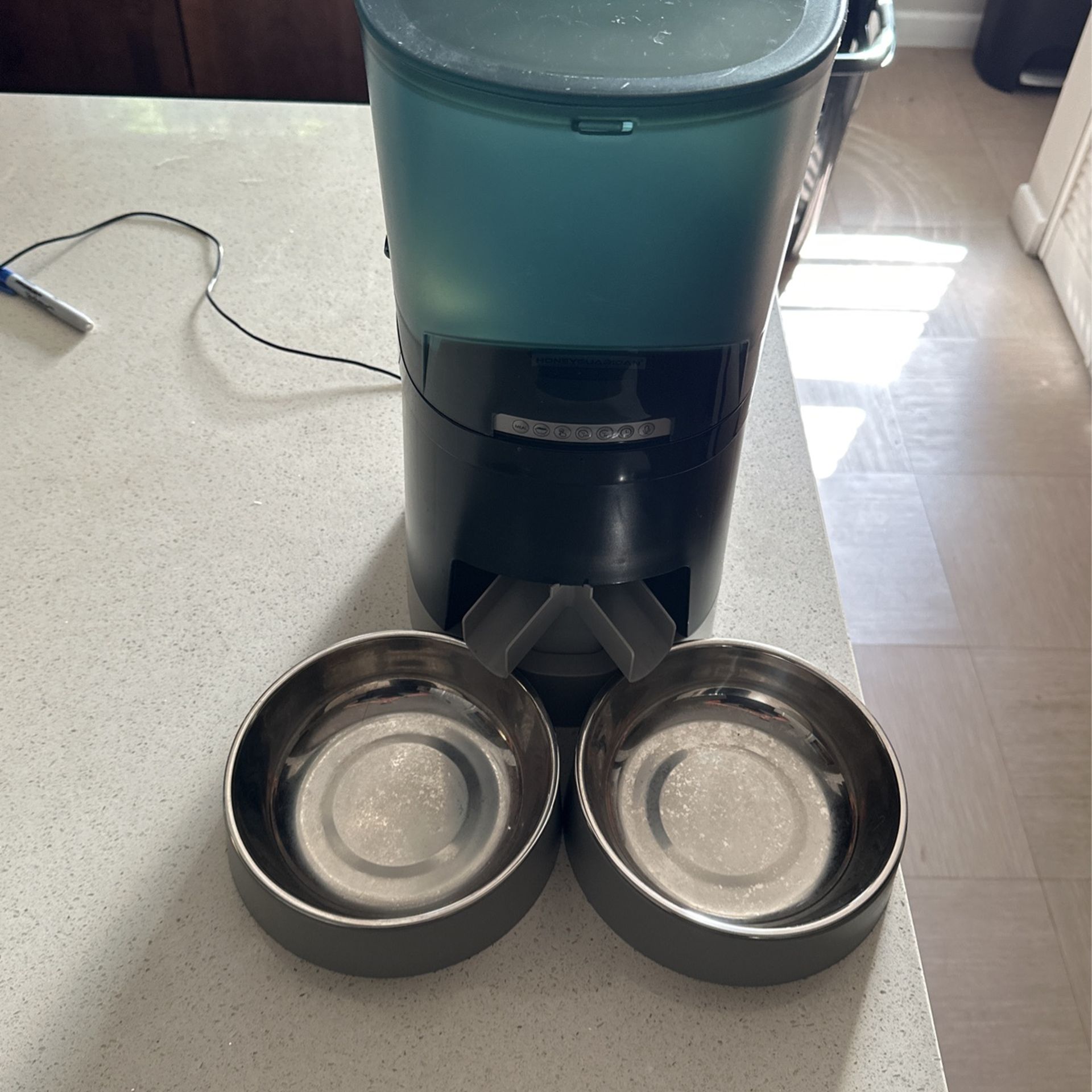 Honey Guardian Multiple Pet Feeder