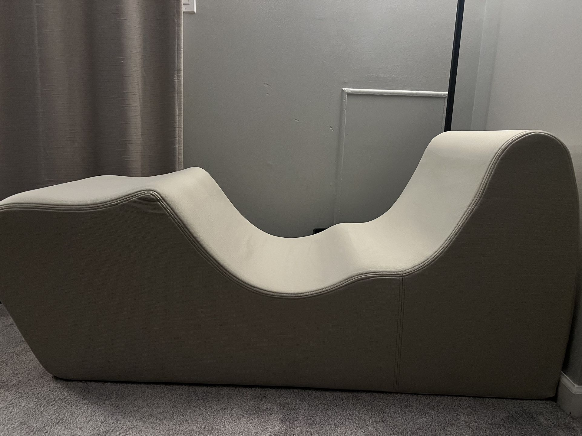 Ergonomic Chaise/yoga Chair