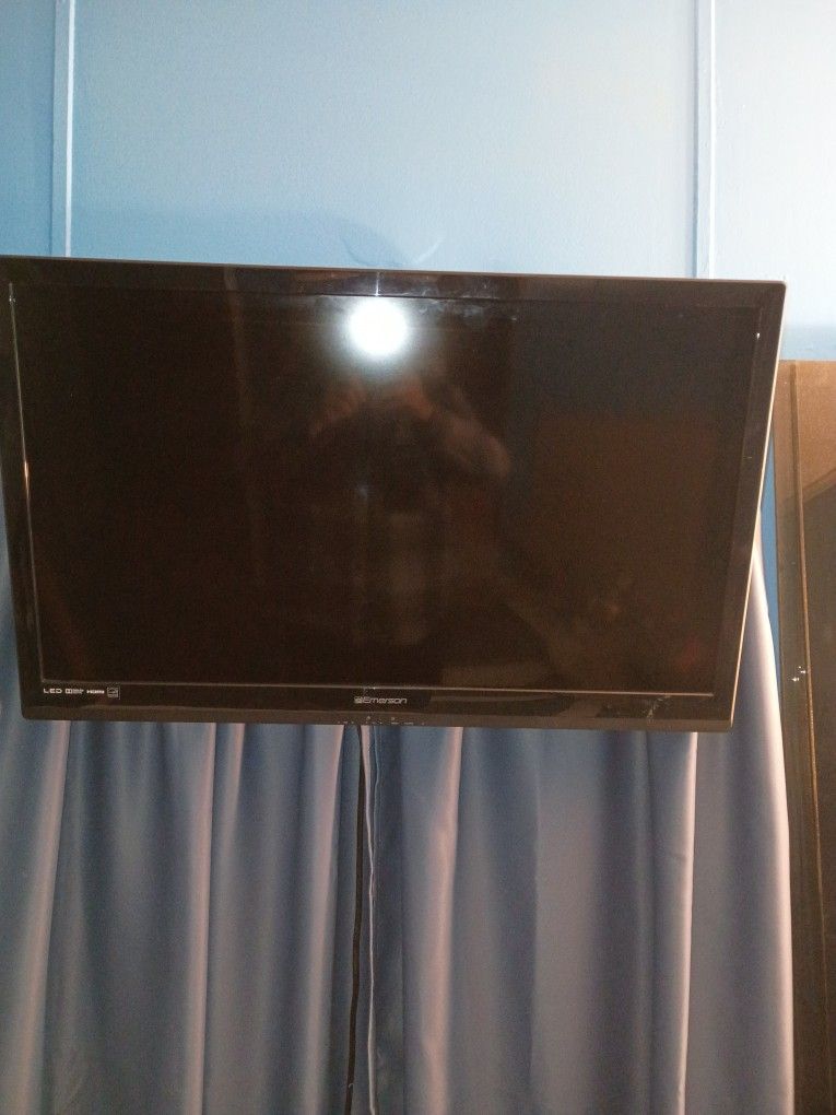 32-in Emerson Flat Screen TV With Mounting Bracket