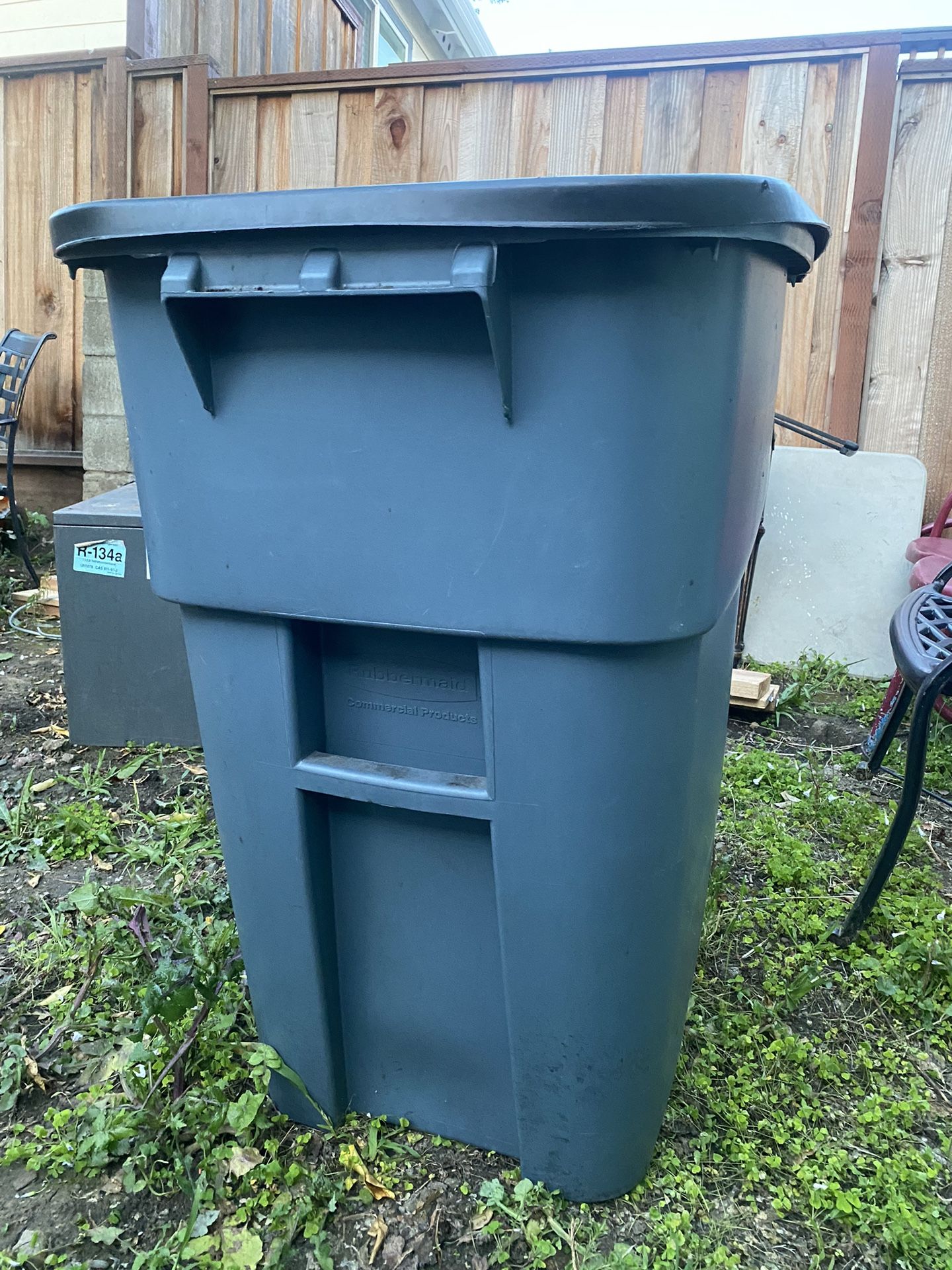 Rubbermaid brute Gray rollout trash can with lid 50gal for Sale in