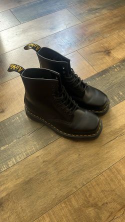 Brand New Women’s Doc Martens Sz. 7M