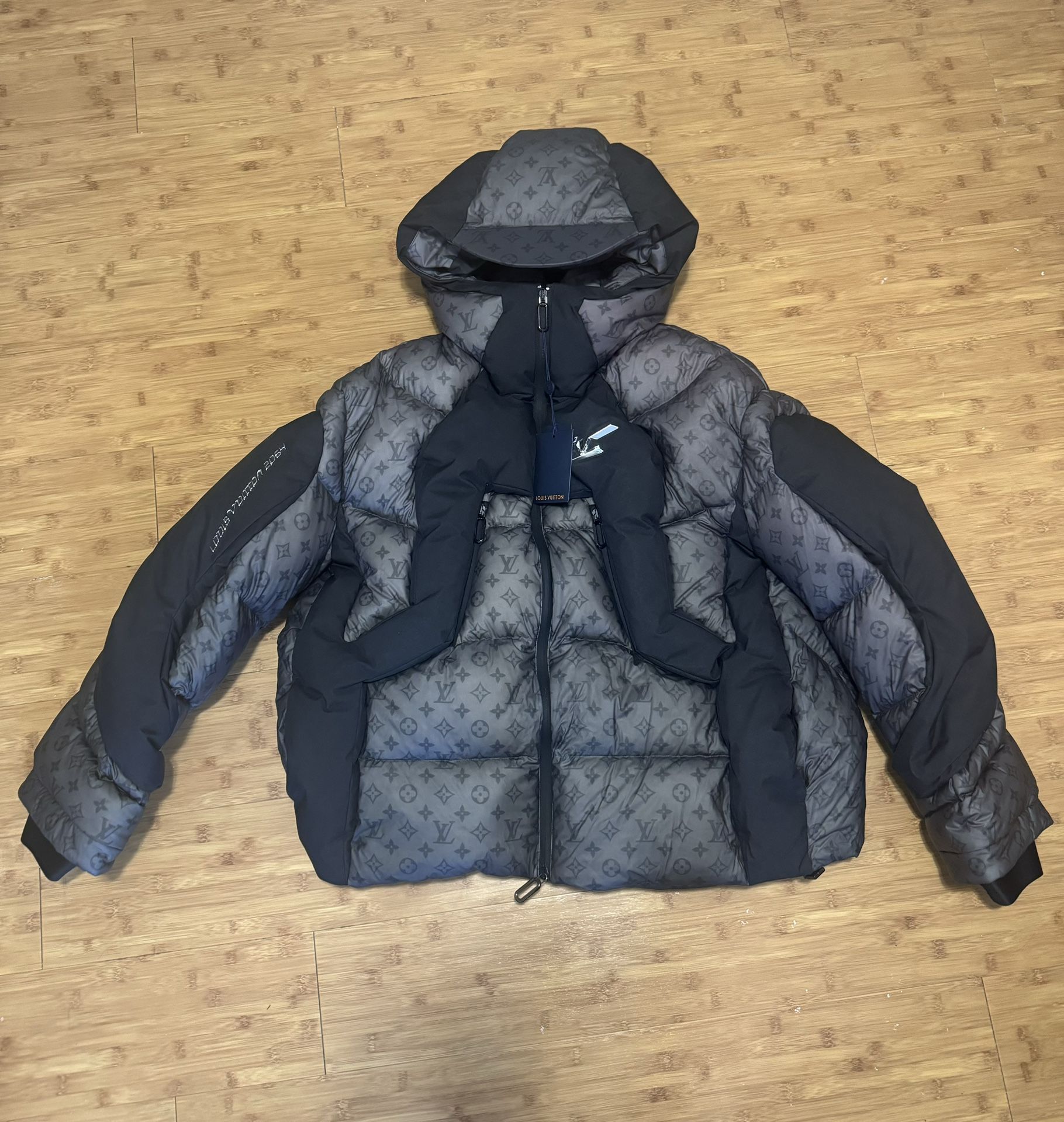 (CAN MEET TODAY) Louis Vuitton Heat Reactive Puffer Coat