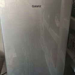 Galanz 4.3 Cu in Small/ Mini Fridge With a small freezer
