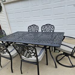 Patio Table And Chairs And Cushion 