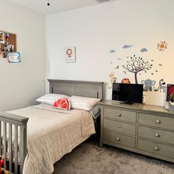 4-in-1 Convertible crib and drawer dresser