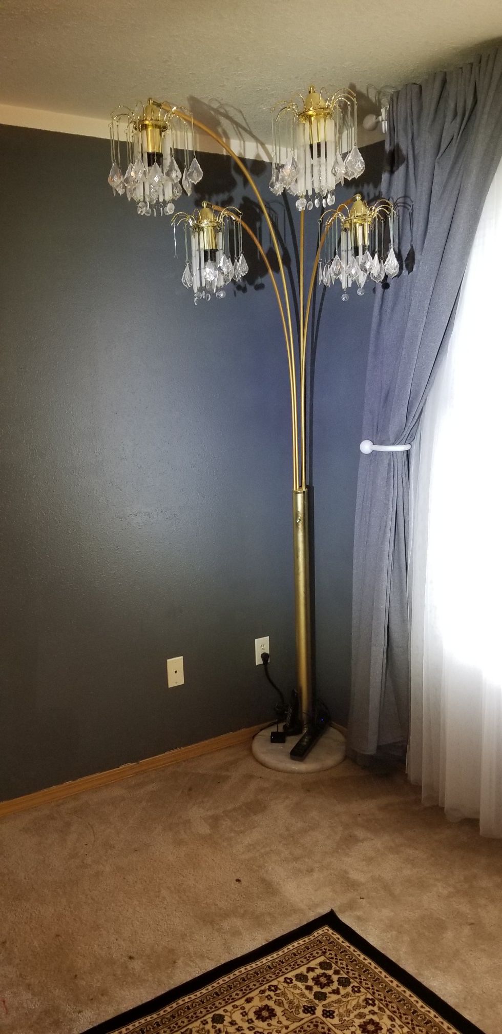 Floor lamp with bulbs