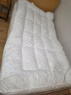 Twin mattress protectors (2)
