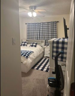 2 queen size beds ~ read ad