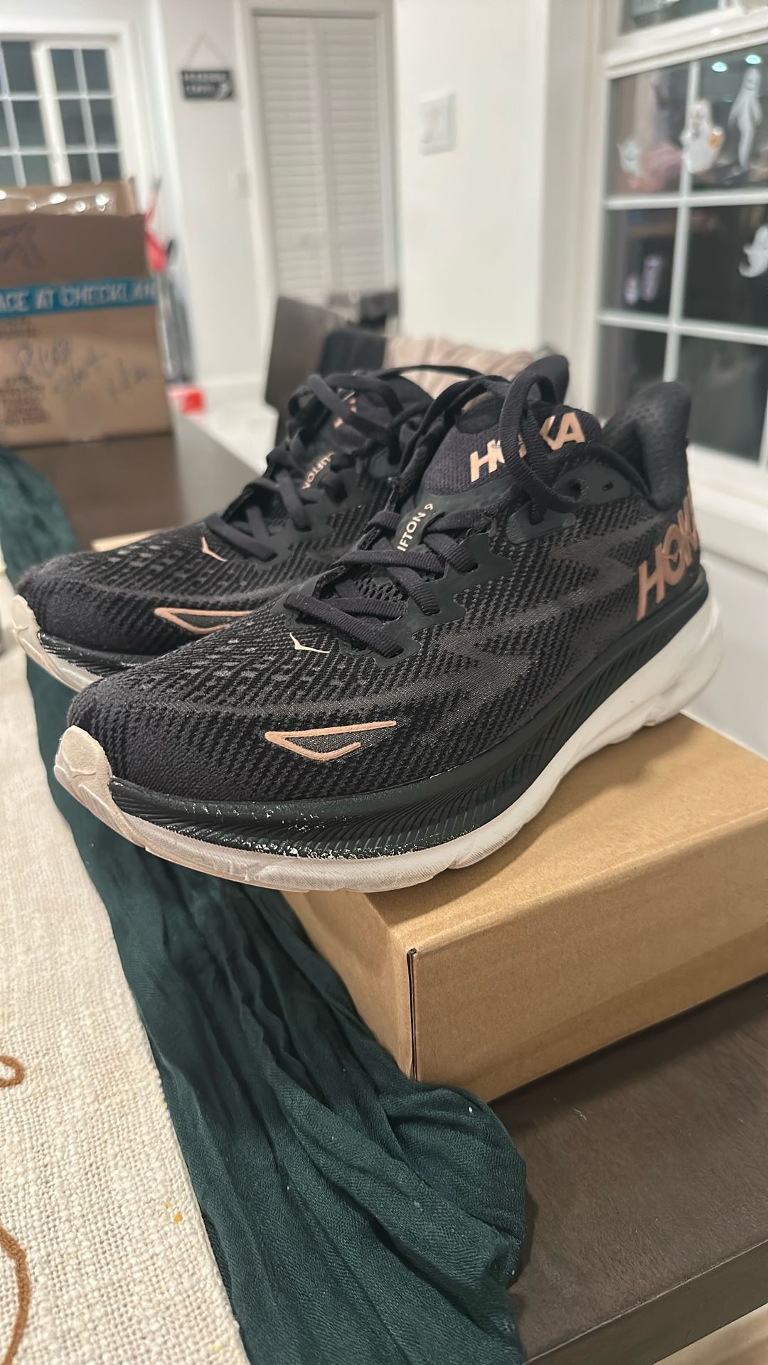 Women 8.5 Hoka Clifton9