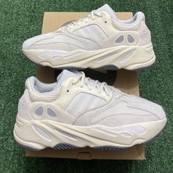 Adidas Yeezy 700 Analog size 10.5 VNDS