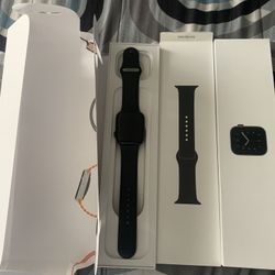 Apple Watch Only Used For a month Have everything that comes with It .