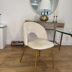 Set of 4 Velvet Dining Chairs – Chic, Light & So Pretty 