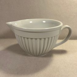 Crate and Barrel White Ribbed Batter Bowl Serving Bowl Spout 2 Qt.