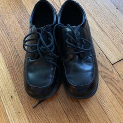 Boys Buster Brown black dress shoes size 2M