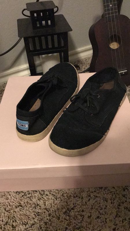 Tom’s size 8 black shoes